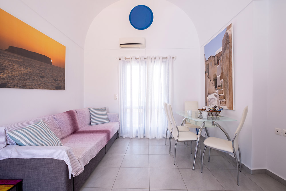 Adelphi Santorini Apartment5 02.jpg