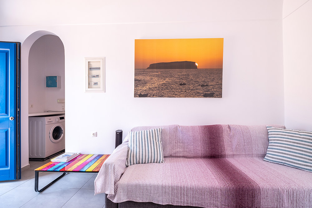 Adelphi Santorini Apartment5 03.jpg